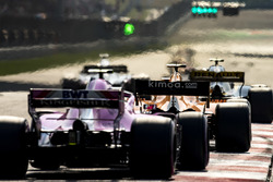 Stoffel Vandoorne, McLaren MCL33 Renault, Esteban Ocon, Force India VJM11 Mercedes