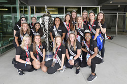 Girls mit der Borg-Warner Trophy