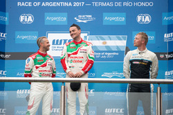 Dobogó: a győztes Norbert Michelisz, Honda Racing Team JAS, második Tiago Monteiro, Honda Racing Team JAS, harmadik Thed Björk, Polestar Cyan Racing