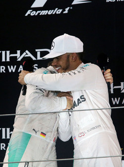 Подіум: друге місце Ніко Росберг, Mercedes AMG F1 святкує здобутий титул Чемпіона світу разом із пер