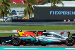 Lewis Hamilton, Mercedes AMG F1 W08 ve Max Verstappen, Red Bull Racing RB13 liderlik mücadelesi