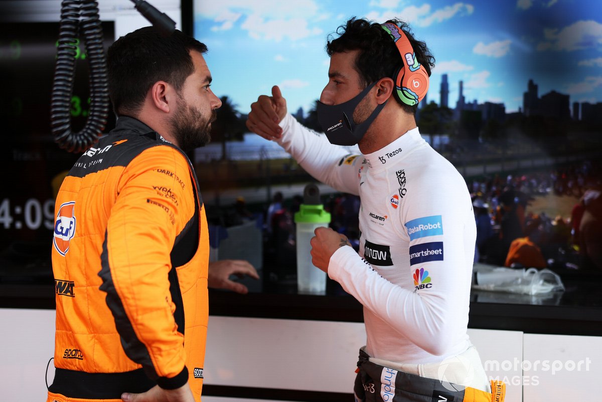 Daniel Ricciardo, McLaren, conversa con un ingeniero