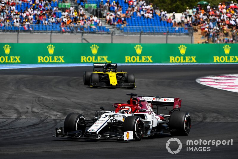 Kimi Raikkonen, Alfa Romeo Racing C38, devant Nico Hulkenberg, Renault F1 Team R.S. 19