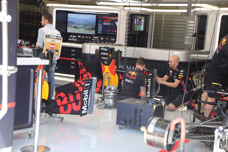 Red Bull: nel garage di Spielberg si riparano le bandelle laterali danneggiate da Max Verstappen prima delle qualifiche
