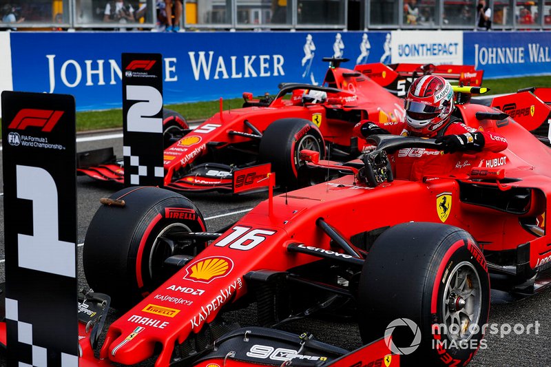 Charles Leclerc, Ferrari SF90, festeggia la pole position, davanti a Sebastian Vettel, Ferrari SF90