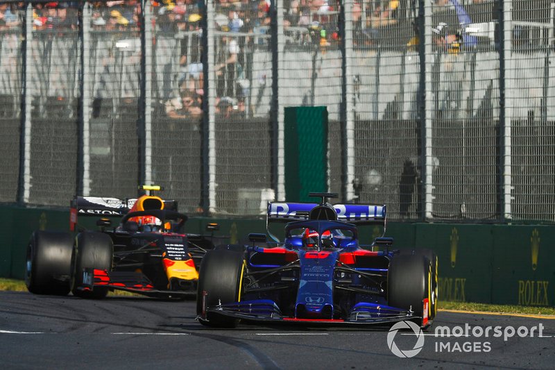 Данііл Квят (Toro Rosso STR14) попереду П'єра Гаслі (Red Bull RB15)
