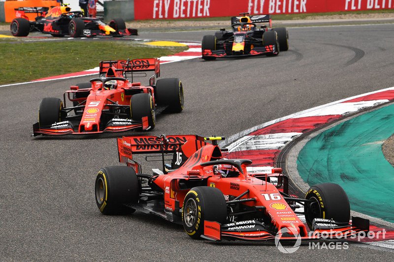 Itt még Leclerc Vettel előtt volt a Kínai Nagydíjon
