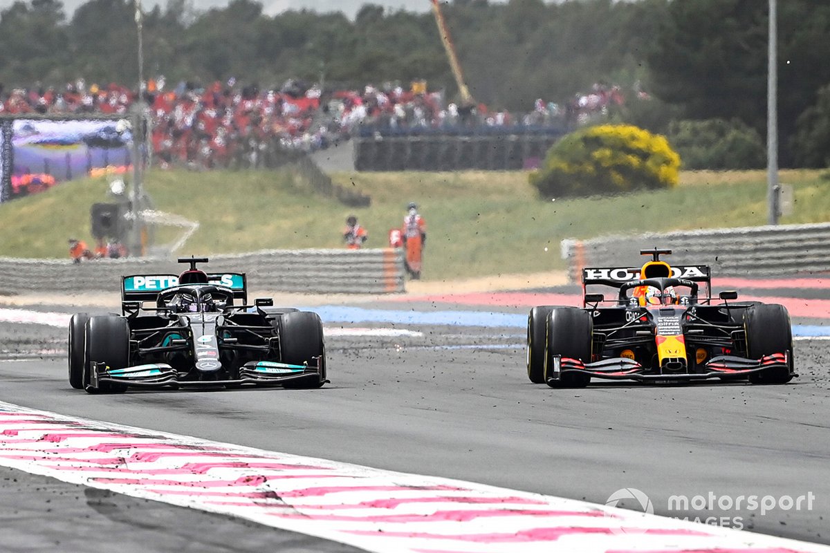 Max Verstappen, Red Bull Racing RB16B overtakes Lewis Hamilton, Mercedes W12