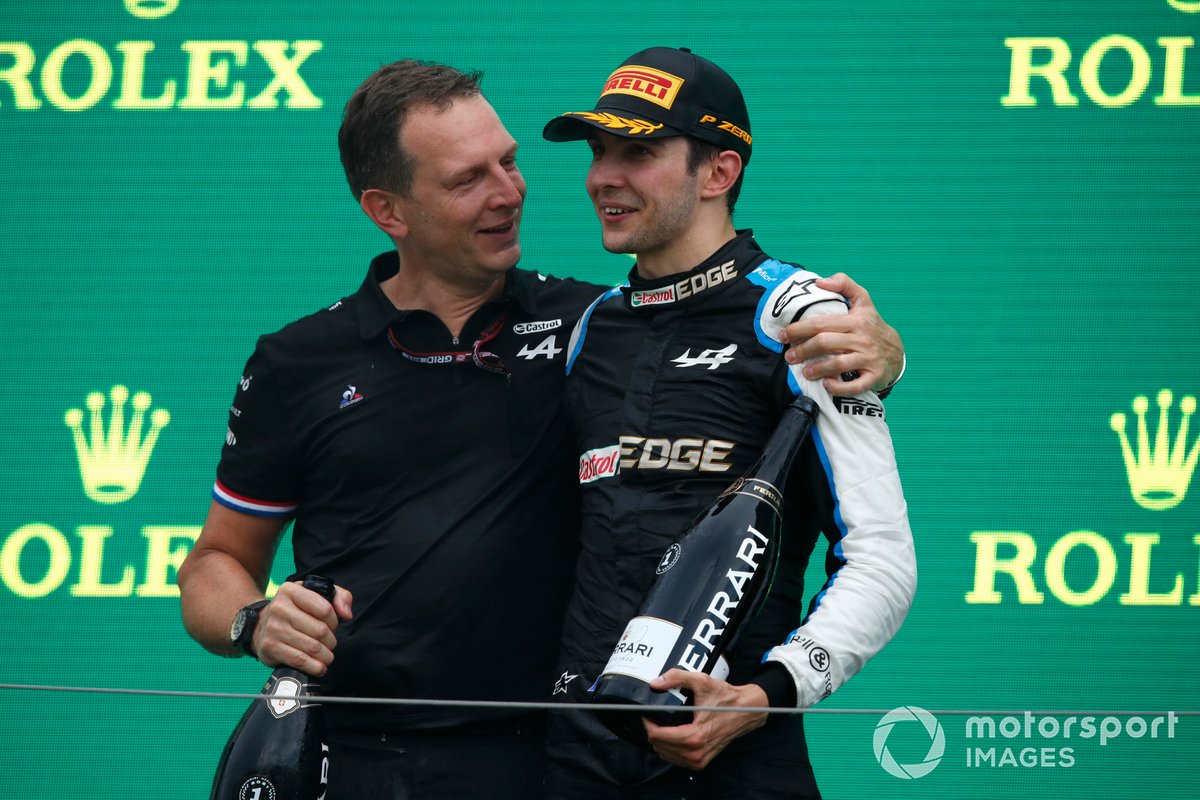Laurent Rossi, CEO Alpine F1, ed Esteban Ocon, festeggiano la vittoria in Ungheria sul podio