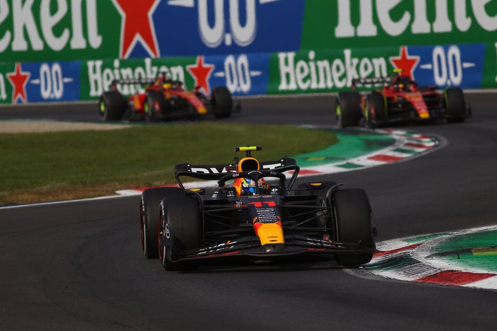 Sergio Pérez, Red Bull Racing RB19, transita delante de los Ferrari en el GP de Italia 2023.
