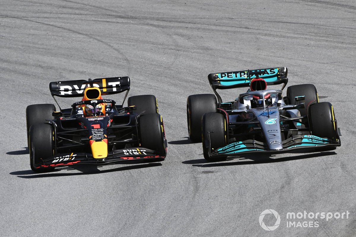 Max Verstappen, Red Bull Racing RB18, battles with George Russell, Mercedes W13