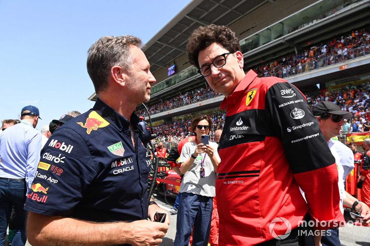 Christian Horner, director del equipo Red Bull Racing, Mattia Binotto, director del equipo Ferrari, en la parrilla