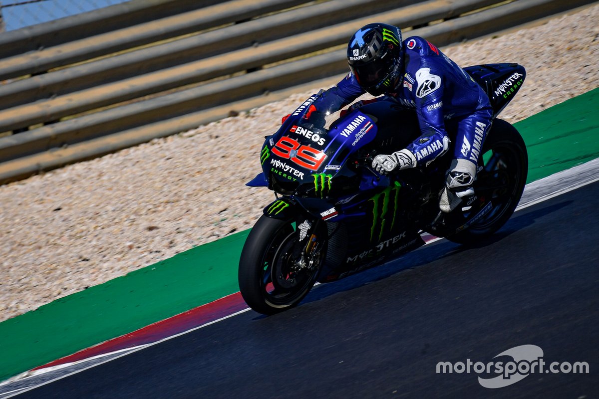 Test rider Yamaha, Jorge Lorenzo, saat melakukan pengujian di Sirkuit Algarve, Portimao, Portugal pada Oktober 2020.