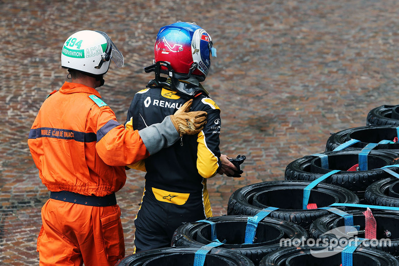 Джоліон Палмер розбив Renault Sport F1 Team RS16