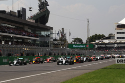Lewis Hamilton, Mercedes AMG F1 W07 Hybrid, leidt bij de start van de race