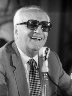 Enzo Ferrari bei einer Ferrari-Pressekonferenz 1975 in Maranello