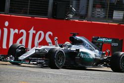 Переможець Льюіс Хемілтон, Mercedes AMG F1 W07 Hybrid, святкує після фінішу