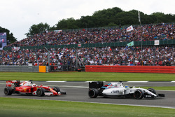 Felipe Massa, Williams FW38; Sebastian Vettel, Ferrari SF16-H