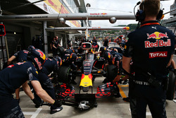 Daniel Ricciardo, Red Bull Racing RB12 con el aeroscreen en los pits