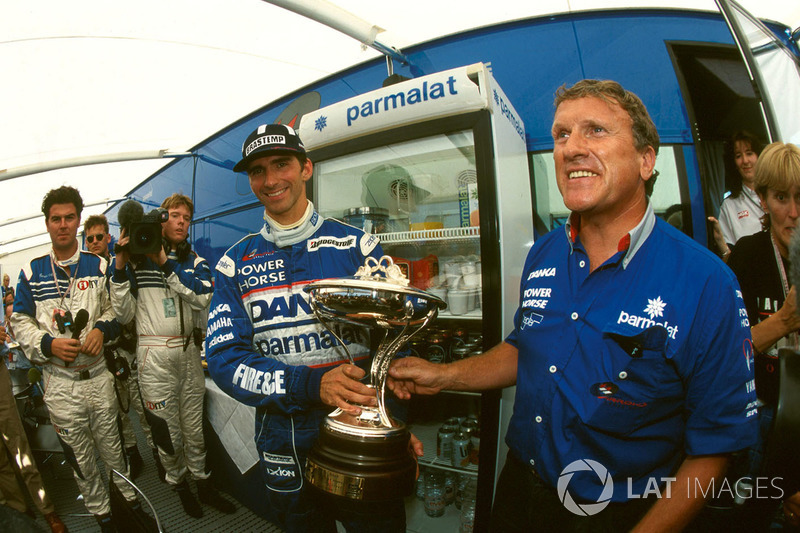 Damon Hill, Arrows met de trofee en Tom Walkinshaw