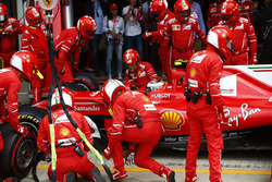 Kimi Raikkonen, Ferrari SF70H, pit stop action