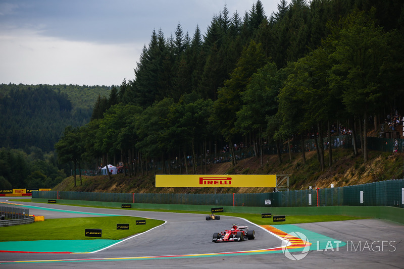 Kimi Raikkonen, Ferrari SF70H, Nico Hulkenberg, Renault Sport F1 Team RS17