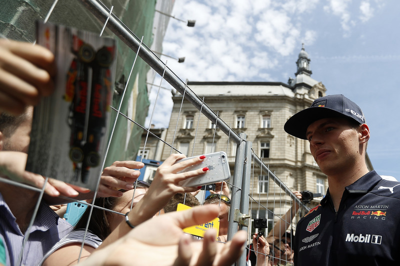 Макс Ферстаппен, Red Bull Racing, підписує автографи