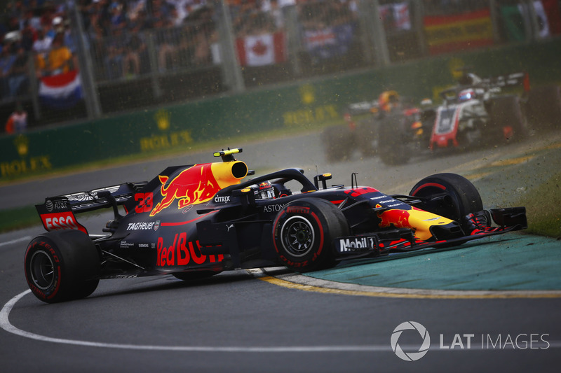 Max Verstappen, Red Bull Racing RB14 Tag Heuer, va in testacoda davanti a Romain Grosjean, Haas F1 Team VF-18 Ferrari