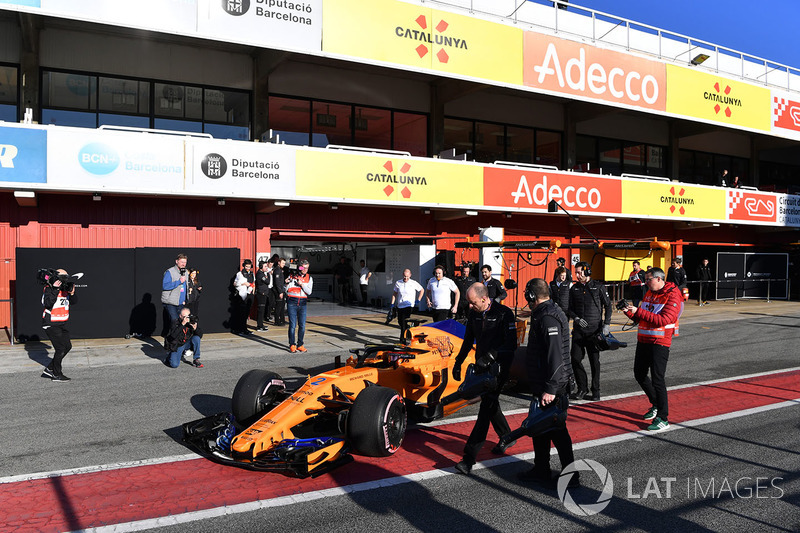 Stoffel Vandoorne, McLaren MCL33 arrêté dans la ligne des stands