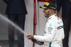 Lewis Hamilton, Mercedes AMG F1, spruzza lo Champagne sul podio