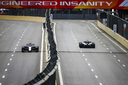 Валттери Боттас, Mercedes AMG F1 W09, и Сергей Сироткин, Williams FW41