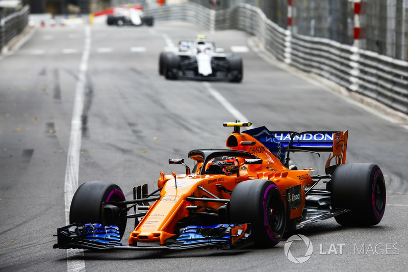 Stoffel Vandoorne, McLaren MCL33, leads Sergey Sirotkin, Williams FW41