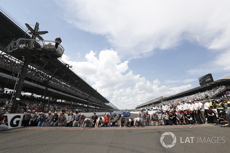 Il Team Penske Chevrolet bacia i mattoni