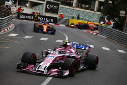 Esteban Ocon, Force India VJM11, delante de Fernando Alonso, McLaren MCL33