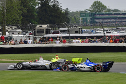 Crash: Simon Pagenaud, Team Penske Chevrolet