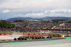 Max Verstappen, Red Bull Racing RB14, Daniel Ricciardo, Red Bull Racing RB14, Kevin Magnussen, Haas F1 Team VF-18, Romain Grosjean, Haas F1 Team VF-18, the reainder of the field at the start of the race