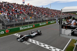 Lewis Hamilton, Mercedes-AMG F1 W09 takes the chequered flag waved by Winnnie Harlow (CDN)