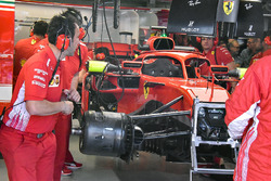 Cambio del bargeboard e del fondo sulla Ferrari SF71H di Kimi Raikkonen
