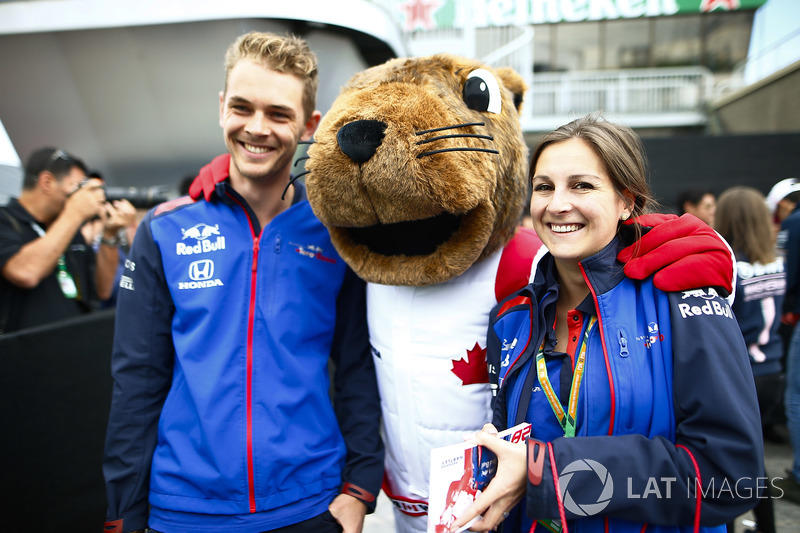 Персонал Toro Rosso з талісманом
