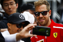 Sebastian Vettel, Ferrari, posa per una foto
