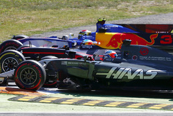 Pascal Wehrlein, Sauber C36, Daniel Ricciardo, Red Bull Racing RB13, Romain Grosjean, Haas F1 Team V