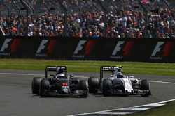 Fernando Alonso, McLaren Honda F1 Team MP4-31; Valtteri Bottas, Williams Martini Racing FW38