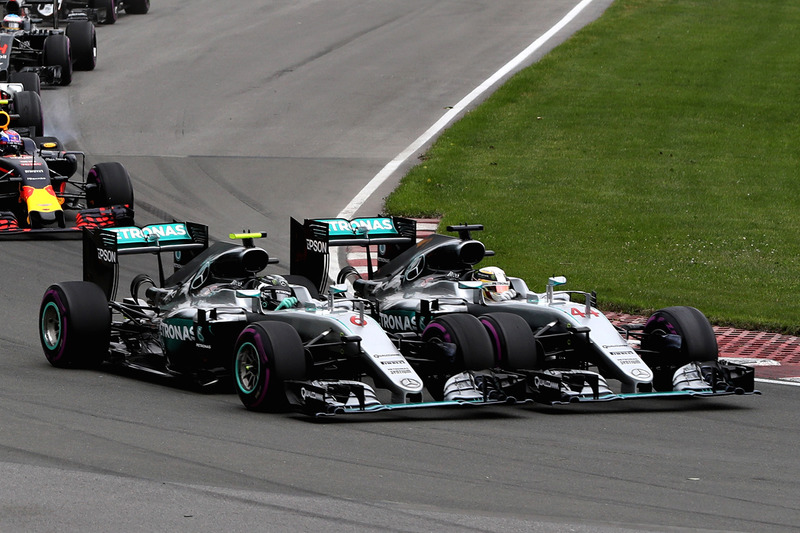 Льюїс Хемілтон, Mercedes AMG F1 W07 Hybrid та Ніко Росберг, Mercedes AMG F1 W07 Hybrid контакт в 1-м
