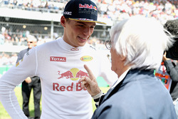 Max Verstappen, Red Bull Racing, in gesprek met F1-baas Bernie Ecclestone