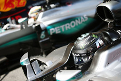 Nico Rosberg, Mercedes AMG F1 W07 Hybrid en Lewis Hamilton, Mercedes AMG F1 W07 Hybrid in parc fermé