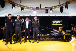 (L nach R): Esteban Ocon, Renault F1 Team Testfahrer mit Jolyon Palmer, Renault F1 Team; Carlos Ghosn, Präsident Renault und Kevin Magnussen, Renault F1 Team