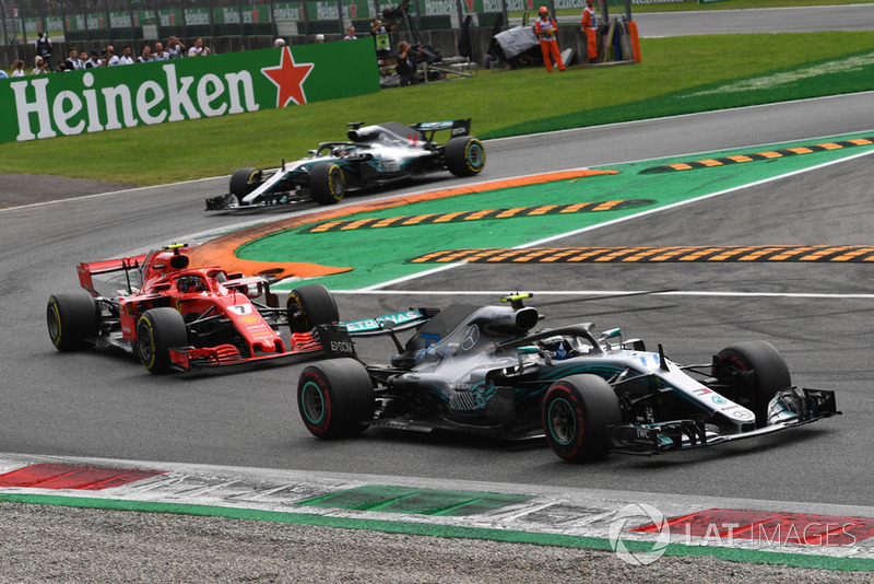 Валттері Боттас (Mercedes AMG F1 W09) попереду Кімі Райкконена (Ferrari SF71H) і Льюіса Хемілтона (Mercedes AMG F1 W09)