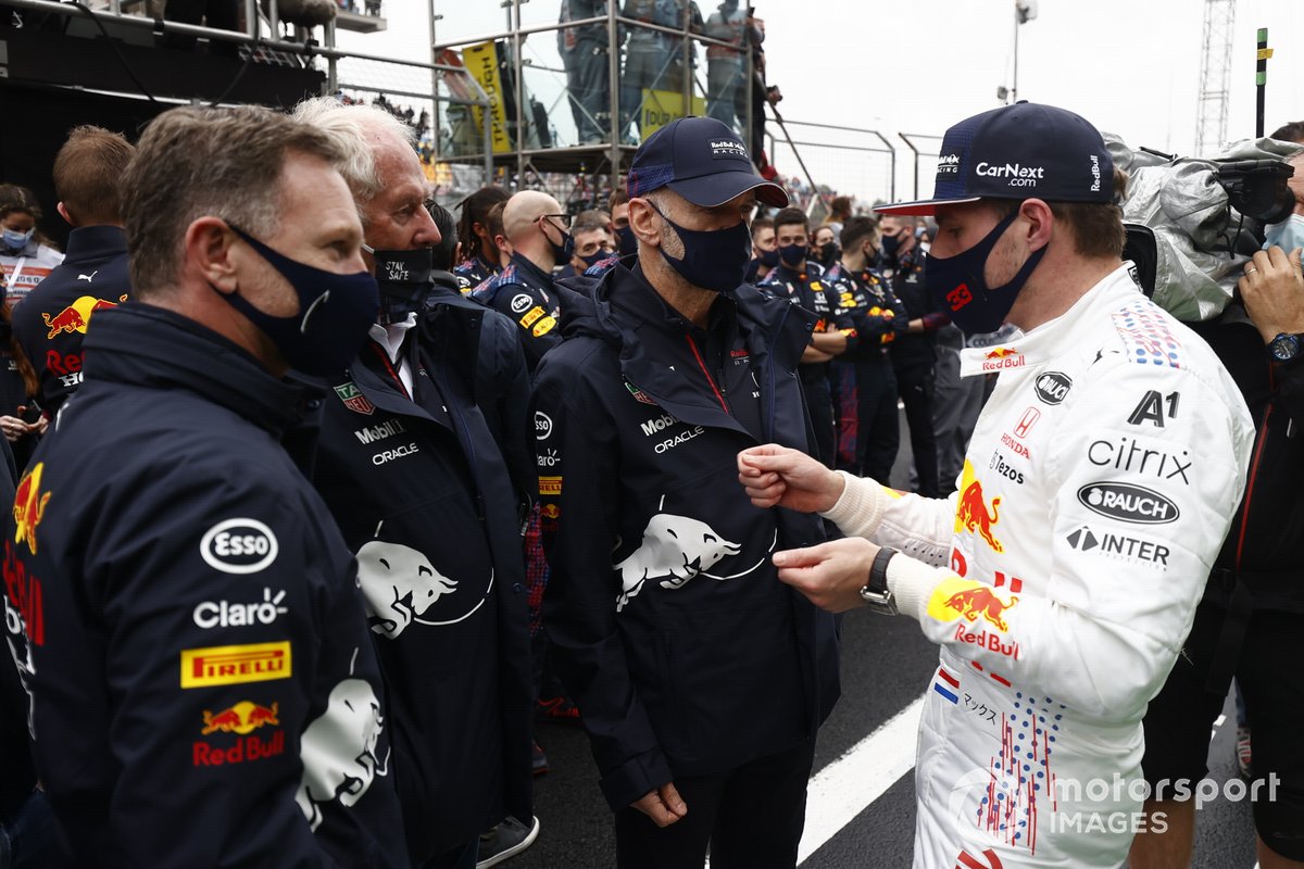 Christian Horner, Team Principal, Red Bull Racing, Helmut Marko, consulente, Red Bull Racing, e Adrian Newey, Chief Technical Officer, Red Bull Racing, parlano con Max Verstappen, Red Bull Racing, 2a posizione, dopo la gara