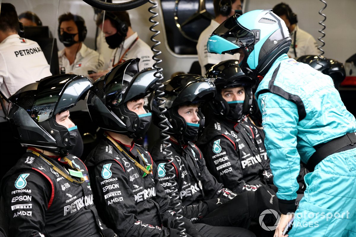 L'équipe Mercedes dans leur garage