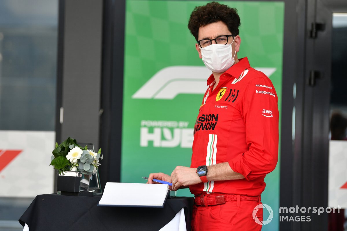 Mattia Binotto, Team Principal Ferrari, menandatangani buku memorial Frank Williams